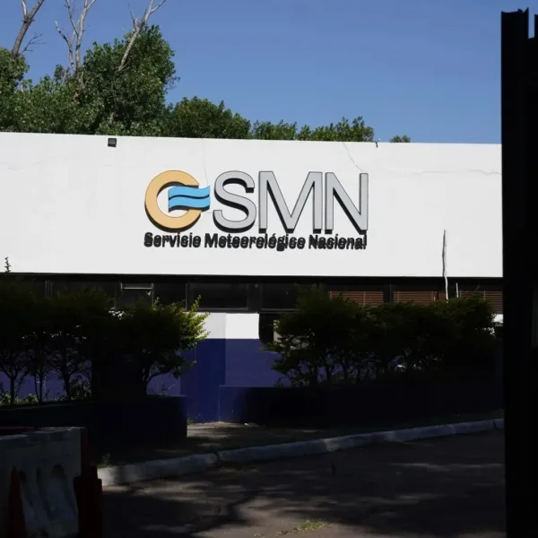 El Gobierno flexibilizó la información climática para vuelos en medio del conflicto con el SMN