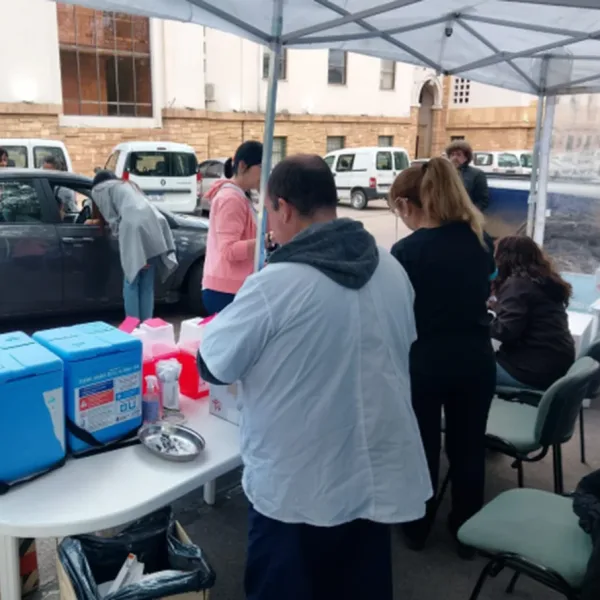 AutoVac arrancó en Mendoza: así fue el debut del nuevo sistema de vacunación sin bajar del auto