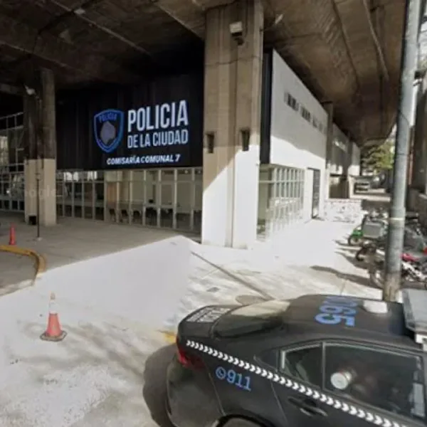 Flores: un camión chocó contra un cartel que cayó desde la autopista y murió a un policía