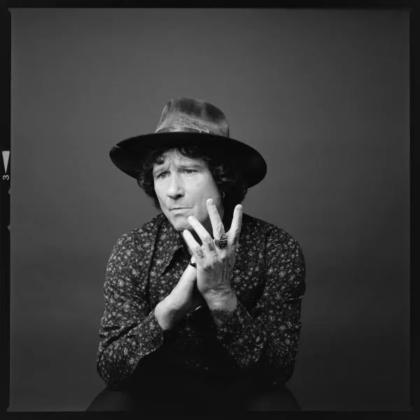 Enrique Bunbury lanza “De un Siglo Anterior” y cierra una etapa