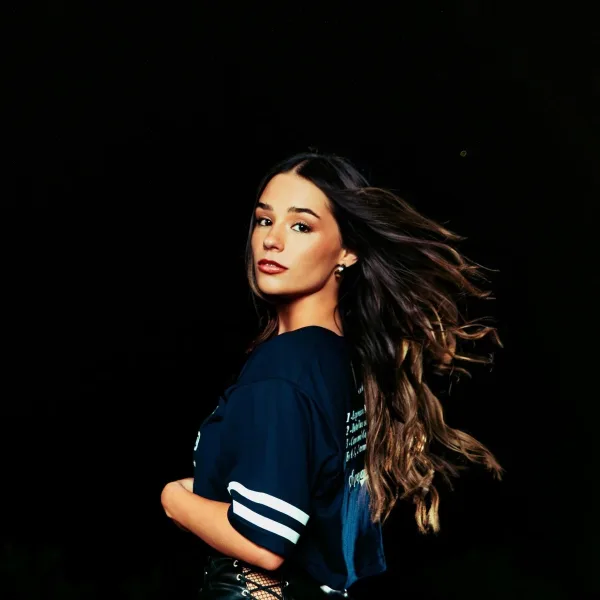 Alessia, la artista que salió de "La Voz Chile", estrena su single "X ese weon"