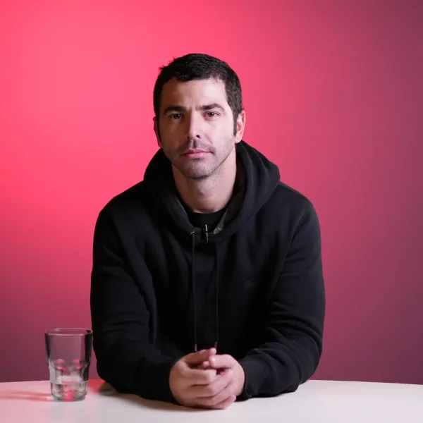 Nazareno Casero es Richard Gadd en "Bebé Reno", la obra de teatro que inspiró la serie de Netflix: "Recién ahora puedo callar esa voz" 