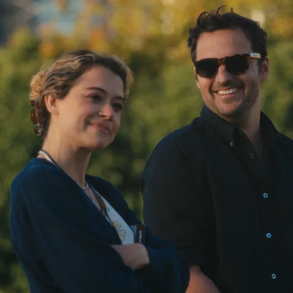 Tatiana Maslany y Jake Johnson protagonizarán una nueva comedia