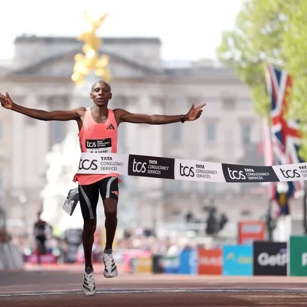 Sabastian Sawe se convirtió en el primer atleta en correr una maratón en menos de dos horas