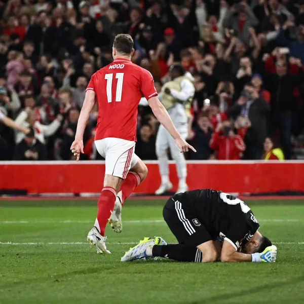 El Aston Villa del “Dibu” Martínez perdió ante el Nottingham Forest en la ida de las semifinales de la Europa League