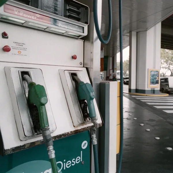Combustibles: el Gobierno aplicó una suba parcial de impuestos en mayo y postergó el resto para junio