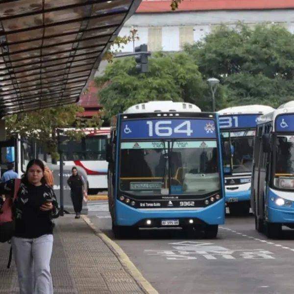 Empresarios de colectivos prevén normalizar salarios, pero advierten por la caída de frecuencias