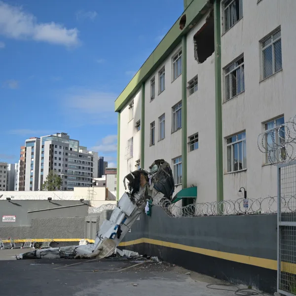 Tragedia en Brasil: un avión cayó sobre un edificio y dejó víctimas fatales