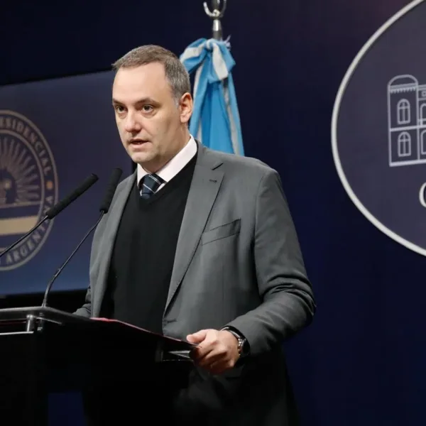 El Gobierno reabre la sala de prensa y Adorni habla en conferencia