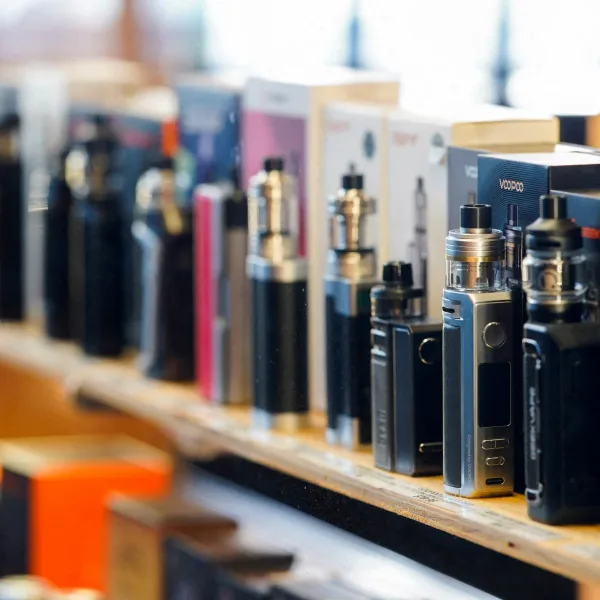 El Gobierno regula la venta de vapeadores, bolsas de nicotina y tabaco calentado