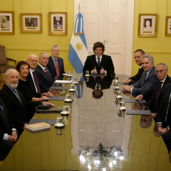 Milei volvió a mostrarse con Adorni y el Gobierno sostiene que la su situación judicial no afecta la gestión