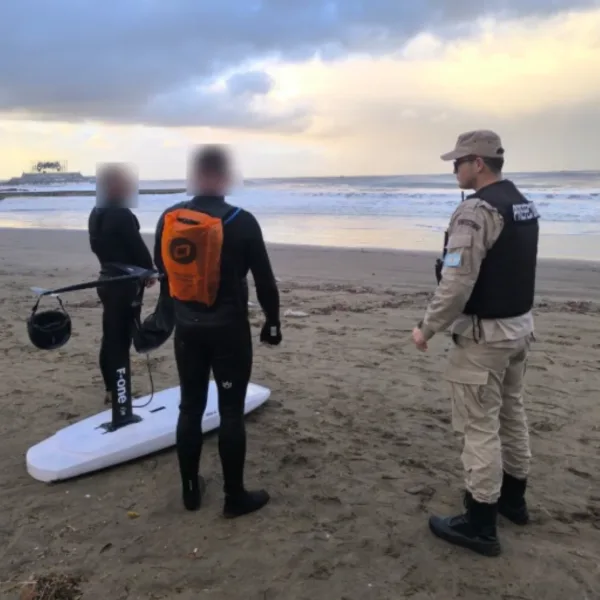 Ignoraron la alerta por ciclogénesis y tuvieron que ser rescatados en el mar de Mar del Plata 