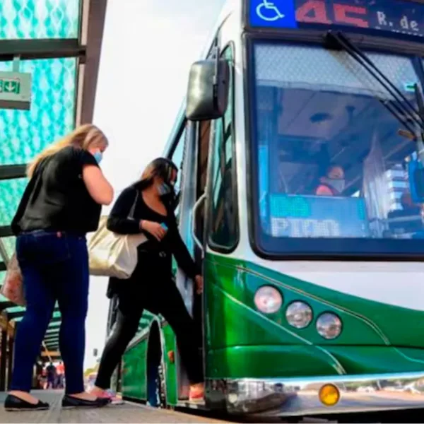 Nuevo esquema tarifario: aumentos mensuales para colectivos y trenes hasta septiembre