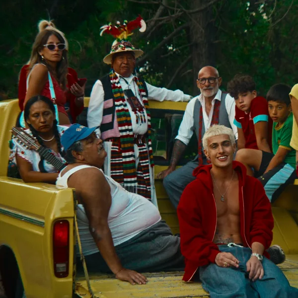 Tobika despliega su “Sabor Tropical” en su nuevo single 