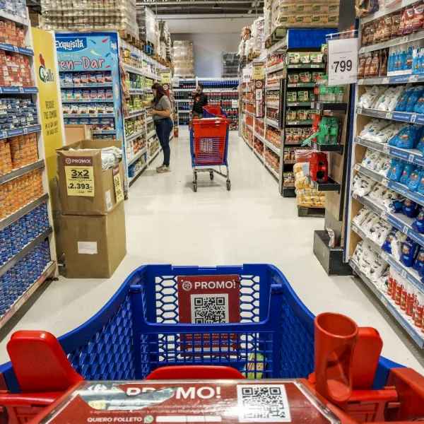 El consumo privado cayó 0,6% en abril y acumuló baja en el primer cuatrimestre