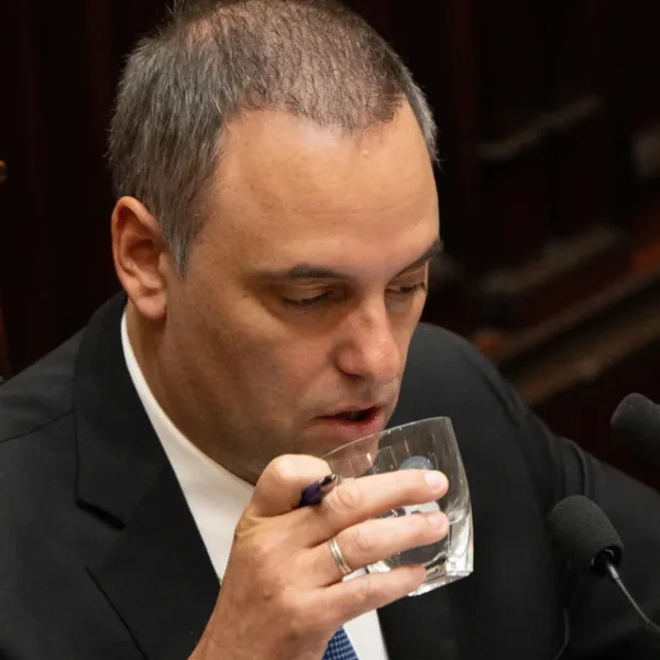Se cayó la sesión para interpelar a Adorni y la oposición negocia para reflotarla