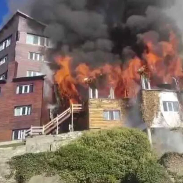 Un fuerte incendio arrasó un histórico hotel de Bariloche frente al lago Nahuel Huapi