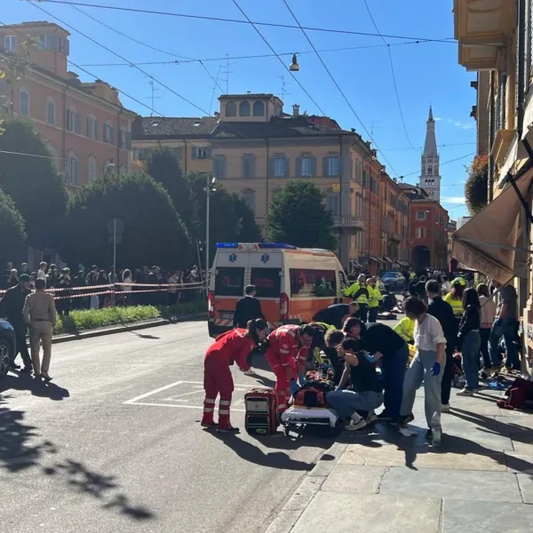 Italia: atropelló a una multitud en Módena, dejó ocho heridos y escapó corriendo