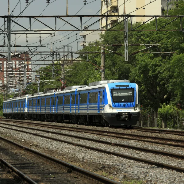 Resumen: Accidente en el tren Roca, gobierno suspende foro con empresarios, Fuerza Aérea bajo sospecha y más...