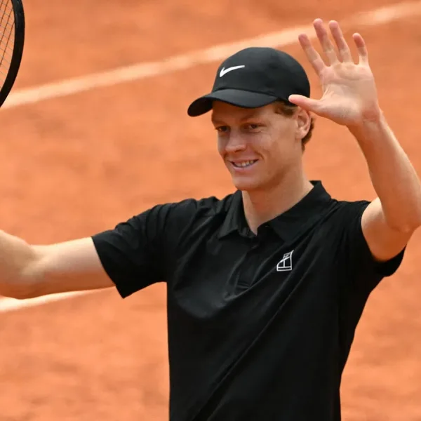 Jannik Sinner llegó a la final de Roma tras una semifinal marcada por la polémica y la suspensión