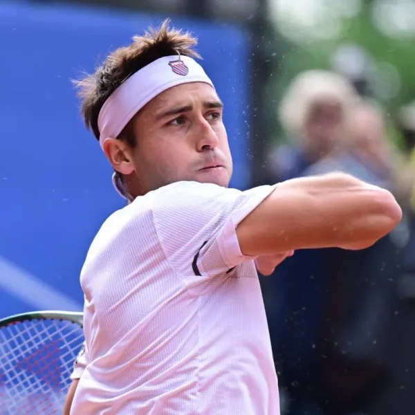 Tomás Etcheverry y Camilo Ugo Carabelli avanzan en el ATP 500 de Hamburgo