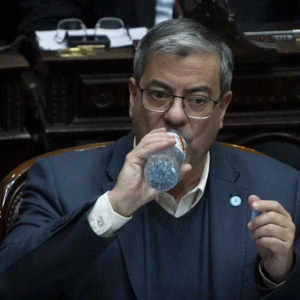 Tensa sesión en Diputados; Gobierno negó haber enviado insumos militares a Bolivia; La bronca de Úbeda tras el empate de Boca y más...