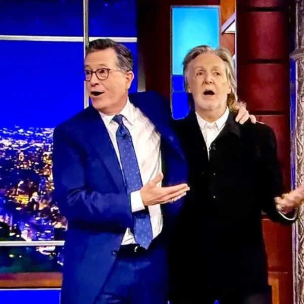 Paul McCartney sorprendió en la despedida de Stephen Colbert en “The Late Show”