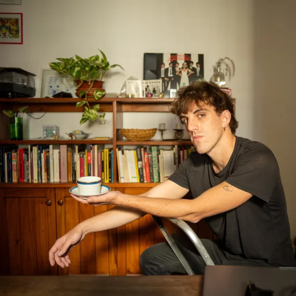 Panchito Villa presenta “Amable”, su regreso solista entre el rock filoso y la canción íntima
