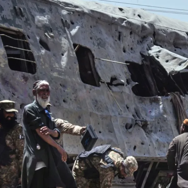 Al menos 24 muertos por un atentado con bomba contra un tren militar en Pakistán 