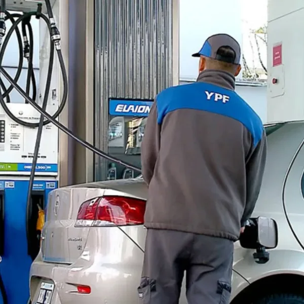 El consumo de nafta volvió a caer en abril y anotó su tercer mes en baja