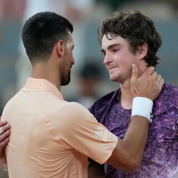Sorpresa histórica en Roland Garros: el brasileño João Fonseca eliminó a Novak Djokovic y sacudió al tenis mundial
