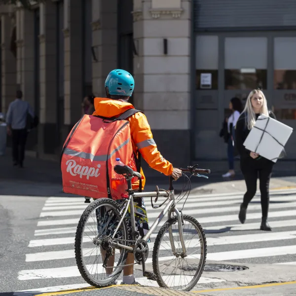 El Gobierno puso a Transporte a cargo de regular Uber, Rappi y otras plataformas digitales