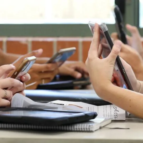 Otra provincia restringe el uso de los celulares en las escuelas