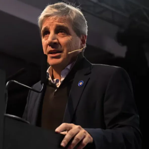Cruce entre Caputo y Petro por la deuda: el ministro argentino respondió a una comparación del presidente colombiano