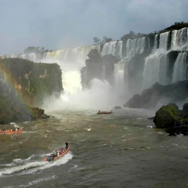 Un turista arriesgó su vida en las Cataratas del Iguazú para recuperar un celular que cayó al agua 