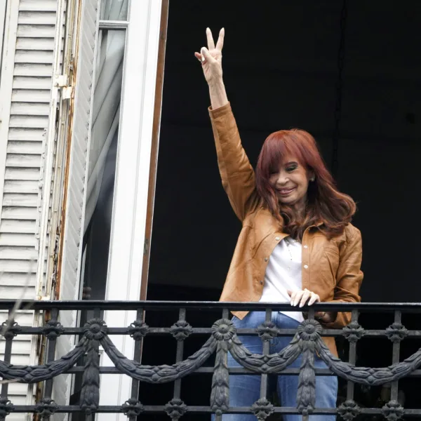 Militantes se congregaron frente a la casa de Cristina Kirchner para reclamar su libertad
