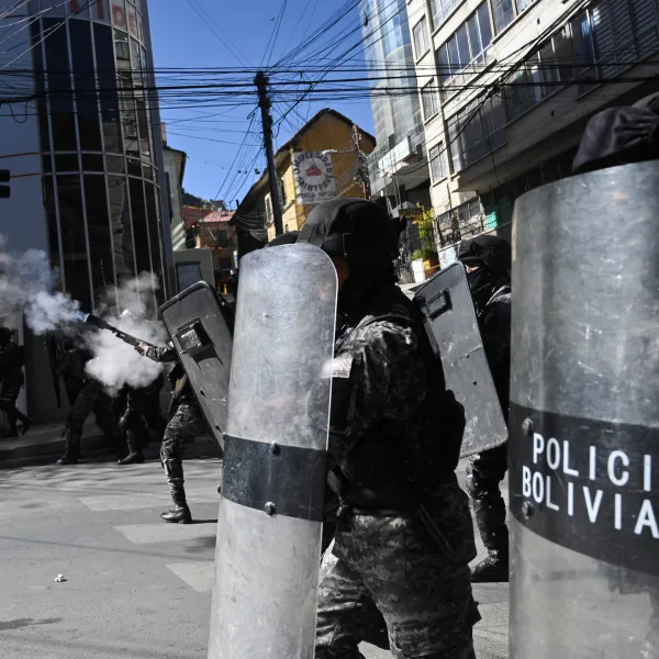 La falta de combustible agrava la crisis en Bolivia y colapsa rutas y autopistas