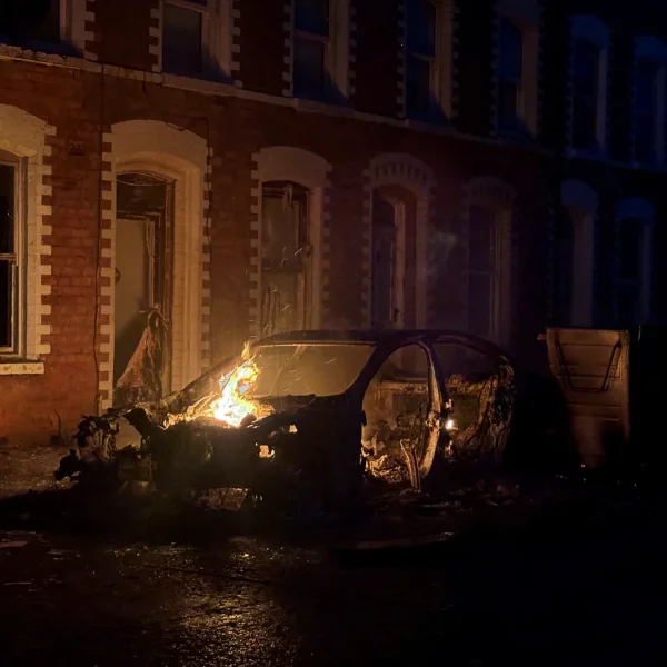 Irlanda del Norte: el ataque de un migrante sudanés contra un hombre desencadena las protestas más violentas en 30 años