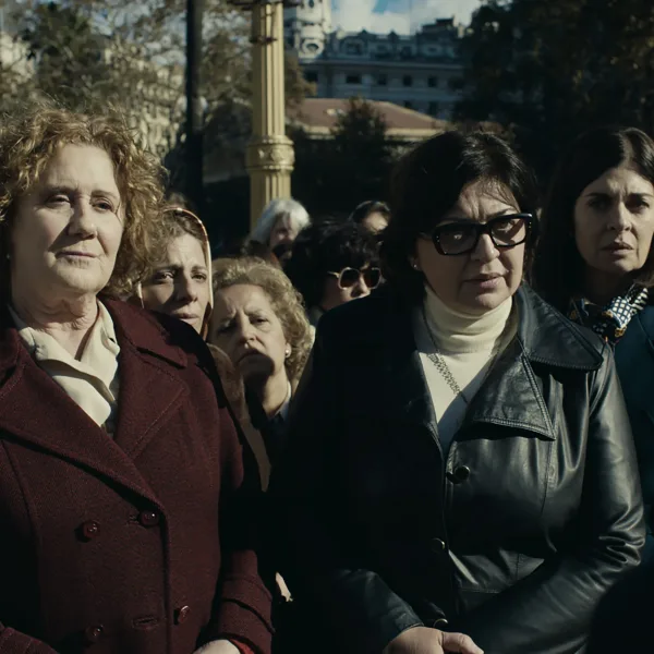 Primer vistazo a Vero Llinás y Peter Lanzani en "Villaflor", de Santiago Mitre