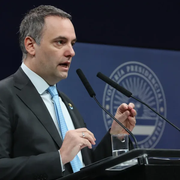 La oposición redobla la presión sobre Adorni: "No puede seguir"