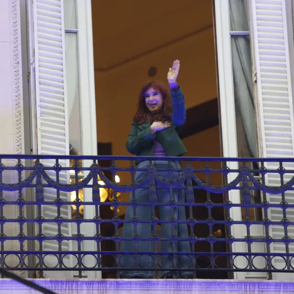 Cristina Kirchner fue advertida por las manifestaciones en la puerta de su casa