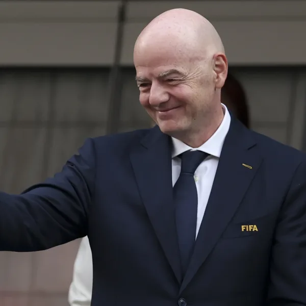 Gianni Infantino visitó el vestuario de Irán tras el empate con Nueva Zelanda y escuchó los problemas migratorios