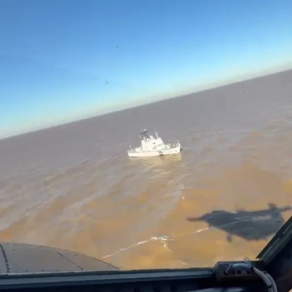 Buscan una embarcación con cinco tripulantes desaparecida en el Río de la Plata