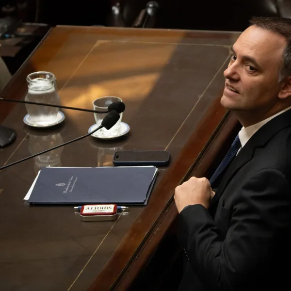 Senado: el Gobierno busca frenar la interpelación a Manuel Adorni