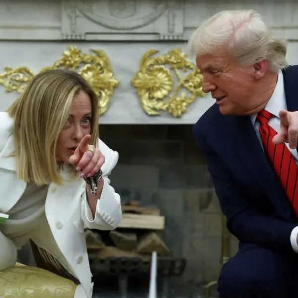 Trump dijo que Giorgia Meloni le suplicó una foto y desató una crisis diplomática con Italia