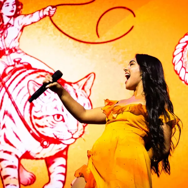 Ángela Leiva cumplió su sueño en el Arena con una noche de emoción, música y abrazos sobre el escenario