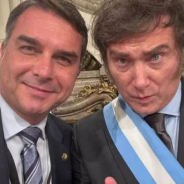 Milei se reunirá con Flávio Bolsonaro en Buenos Aires en plena campaña brasileña