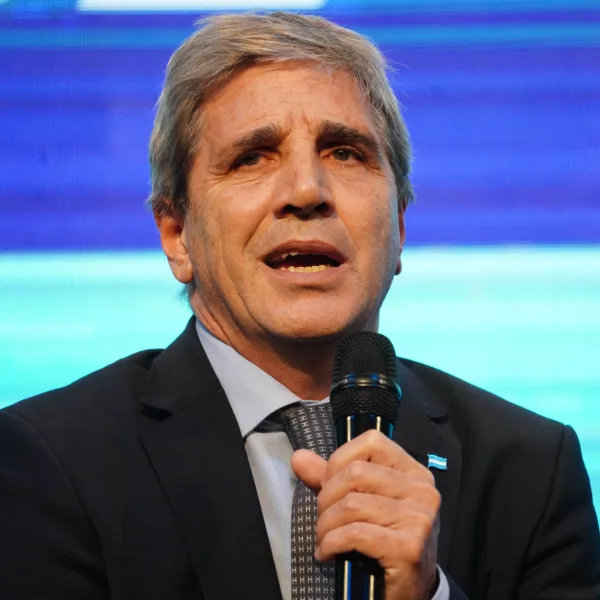 Caputo defendió el rumbo económico y pidió "perderle el miedo al kirchnerismo"