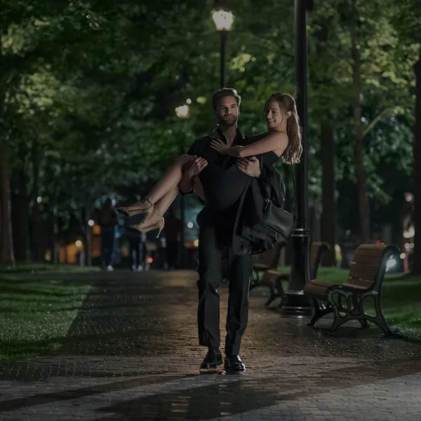 Lili Reinhart y Tom Bateman protagonizan "La Hipótesis del Amor"