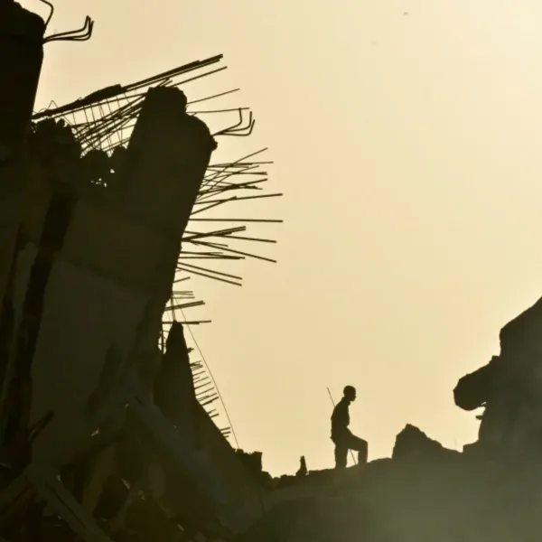 Venezuela: son casi 600 los muertos por el doble terremoto; Milei volvió a respaldar a Adorni, pero lanzó una advertencia; Uruguay vs España y más...